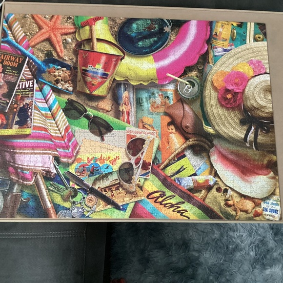 2000pc Puzzle- missing 1 pc - Picture 2 of 3